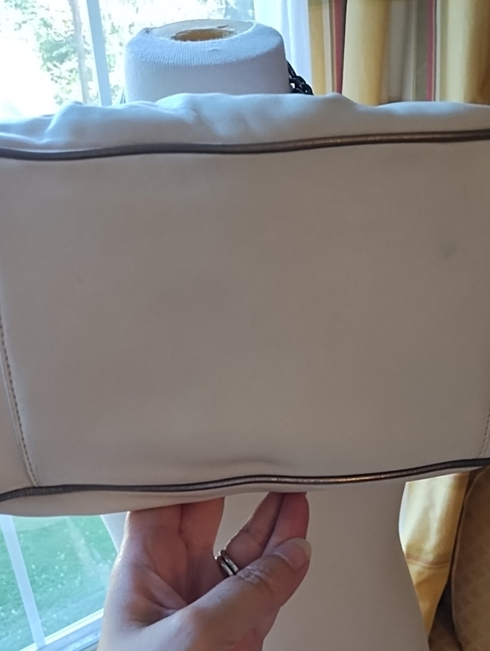 Betsy Johnson white leather shoulder bag with metal bow closure - Picture 5 of 10